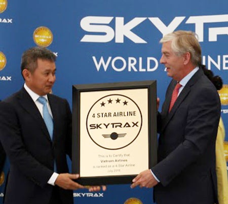 SkyTrax công nhận Vietnam Airlines là hãng hàng không 4 sao - 1 Tổng Giám đốc Vietnam Airlines Dương Trí Thành (trái) nhận chứng chỉ từ Giám đốc điều hành SkyTrax
