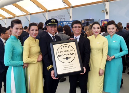 SkyTrax công nhận Vietnam Airlines là hãng hàng không 4 sao - 2 Đội ngũ lãnh đạo, phi công, tiếp viên Vietnam Airlines vui mừng với chứng nhận 4 sao hãng vừa nhận được tại triển lãm hàng không quốc tế
