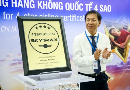 Phó Tổng Giám đốc Vietnam Airlines Phan Xuân Đức đón nhận chứng chỉ 4 sao vừa được phi hành đoàn đưa về từ London - Anh