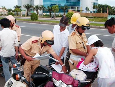 Cảnh sát giao thông "chốt" ngay gần quán rượu, kiểm soát các "ma men" - 1 Cao điểm xử lý vi phạm giao thông bắt đầu từ ngày 16/8