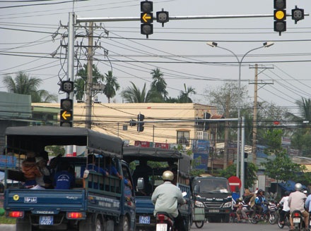 Trưởng phòng CSGT Hà Nội nói về việc "đèn vàng phạt như đèn đỏ" - 2 Tín hiệu đèn vàng là dự lệnh để giảm sự nguy hiểm cho mọi người khi tham giao thông qua các điểm giao cắt (ảnh: Huỳnh Hải)