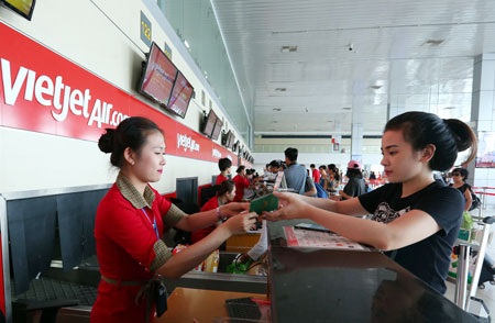 Hàng không cao điểm hè: Tăng hàng nghìn chuyến bay, phục vụ 24/7 - 3 Nhân viên Vietjet check in cho hành khách