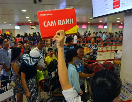 Hàng không cao điểm hè: Tăng hàng nghìn chuyến bay, phục vụ 24/7 - 1 Lượng khách đi các điểm du lịch tăng đột biến trong cao điểm hè