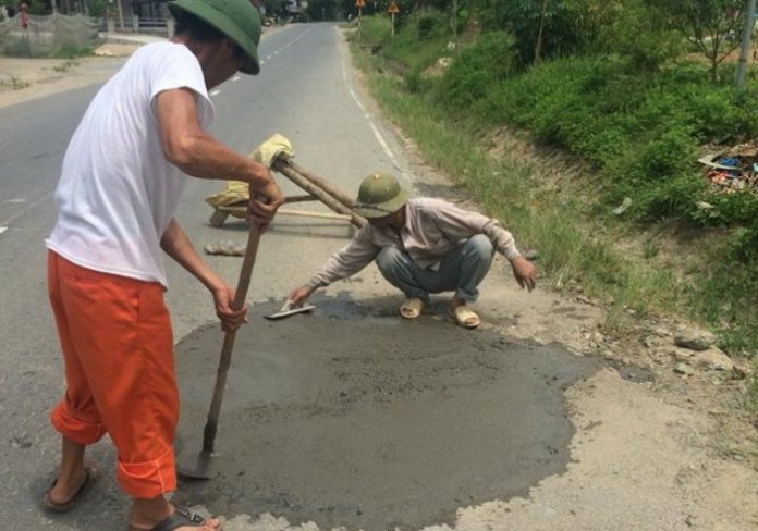 Đình chỉ công tác 3 cán bộ giao thông trách mắng dân tự sửa đường - 1 Hình ảnh ông Thỏa vá sửa đường QL70 đoạn qua huyện Bảo Thắng, tỉnh Lào Cai (ảnh: Facebook)