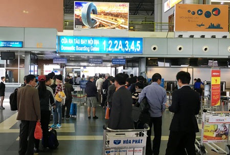 Hệ thống thông tin sân bay tại Việt Nam bị tấn công - 1
Trước sự cố sập mạng của Vietnam Airlines xảy ra 29/7, để đảm bảo an ninh an toàn trên các chuyến bay, việc làm thủ tục bay đã được triển khai theo hình thức thủ công bằng tay