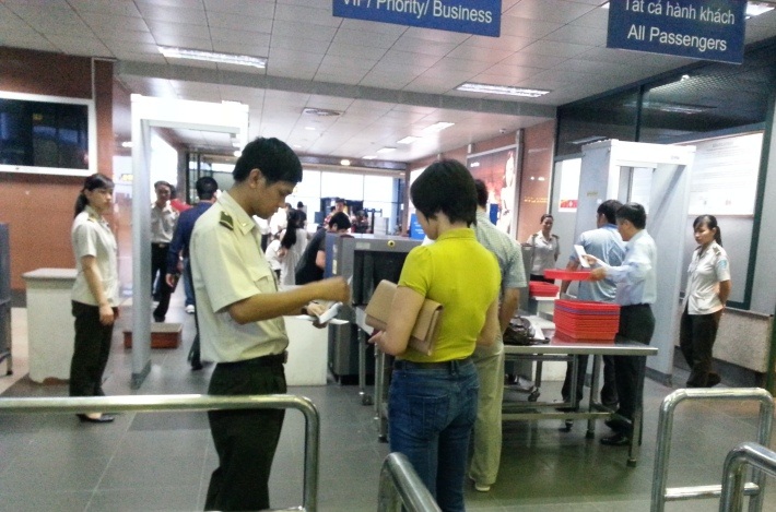 Đi máy bay bằng giấy tờ giả, một giáo viên bị phạt 7,5 triệu đồng - 1 Kiểm tra an ninh trước khi vào khu vực cách ly tại sân bay Nội Bài (ảnh minh họa)