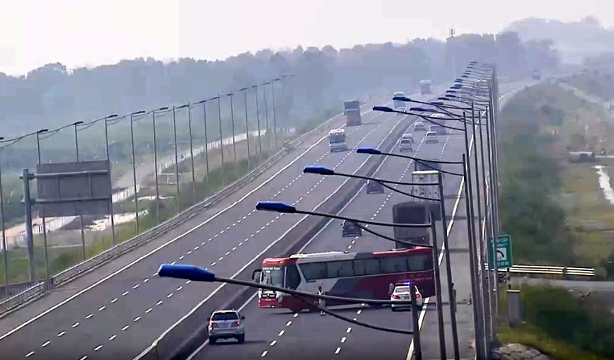 Xe khách lao ngược chiều trên cao tốc Hà Nội - Hải Phòng vì... đi lạc! - 2 Chiếc xe đi ngược chiều bị CSGT chặn lại và yêu cầu quay đầu xe về trạm để xử lý vi phạm