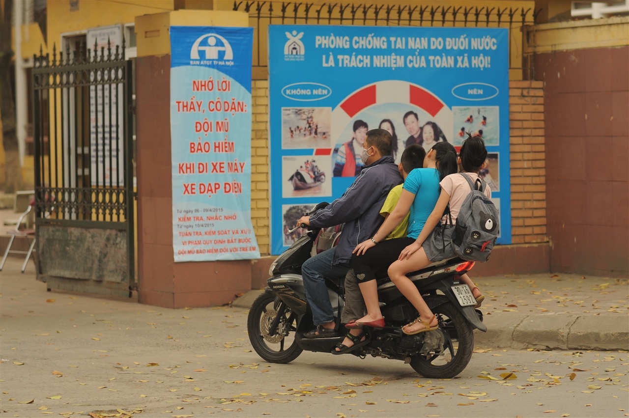 Tình trạng trẻ em không đội mũ bảo hiểm diễn ra rất phổ biến. Cần đưa môn học An toàn giao thông vào giảng dạy bắt buộc trong tròng học (ảnh: Ngọc Vũ)