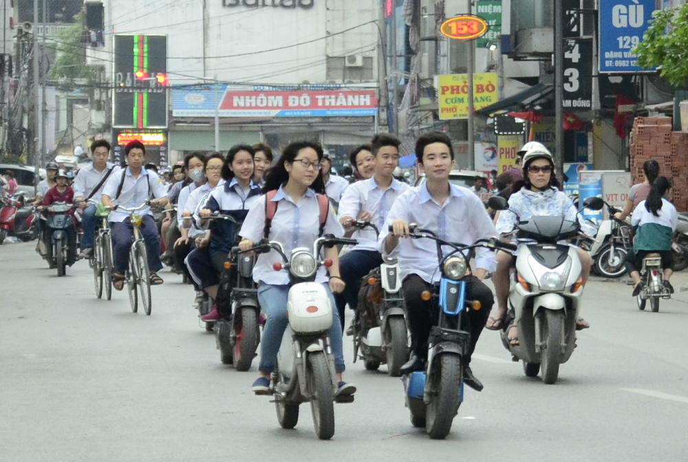 Tai nạn giao thông xảy ra với trẻ em Việt Nam cao gấp 9 lần so với thế giới - 2 50% trẻ em tự điều khiển xe máy đến trường, trong đó 20% tự lái xe khi chưa đủ tuổi (ảnh: Trọng Trinh)