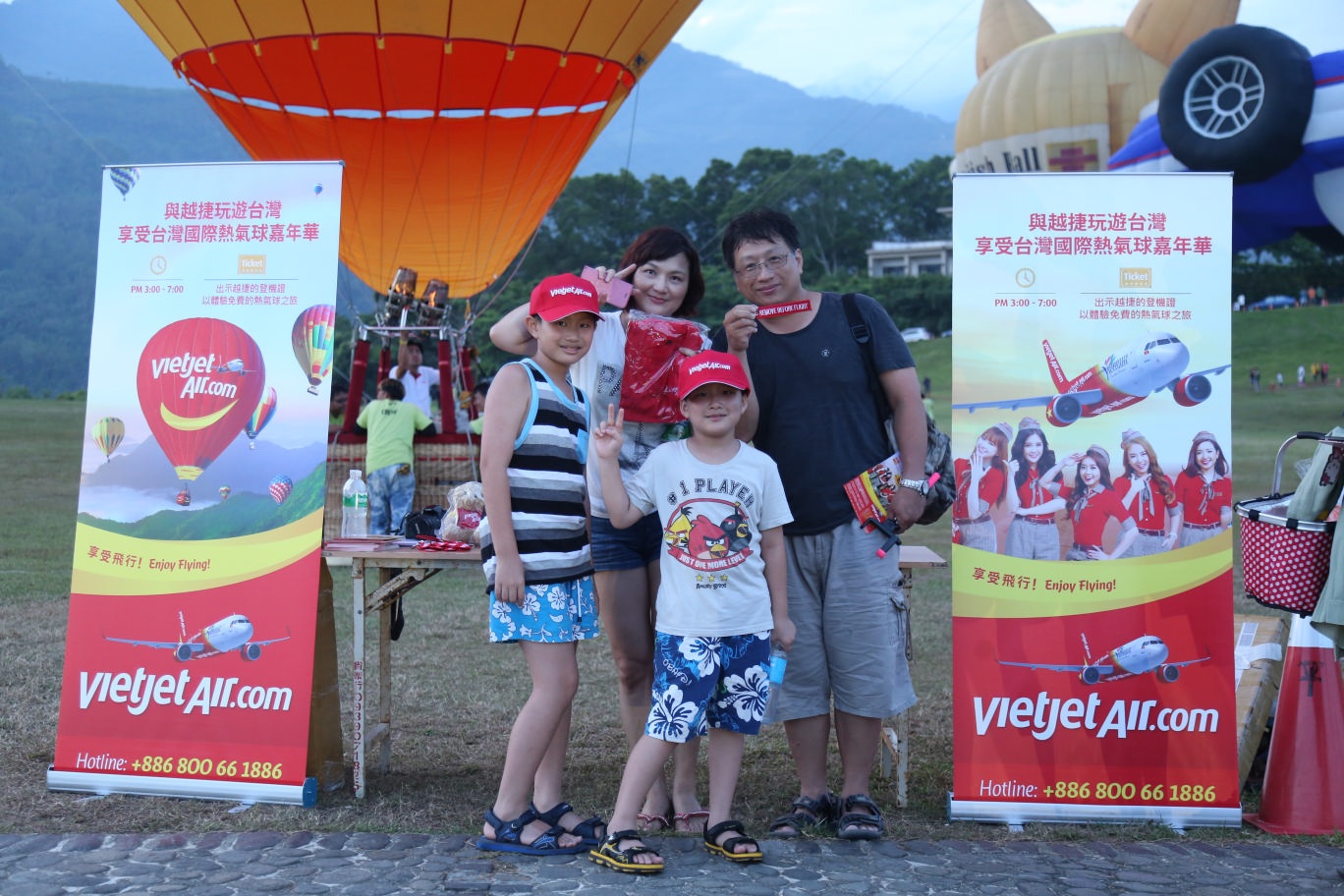 Biểu tượng Vietjet rực rỡ tại Lễ hội khinh khí cầu quốc tế - 7 Biểu tượng Vietjet rực rỡ tại Lễ hội khinh khí cầu quốc tế - 7
