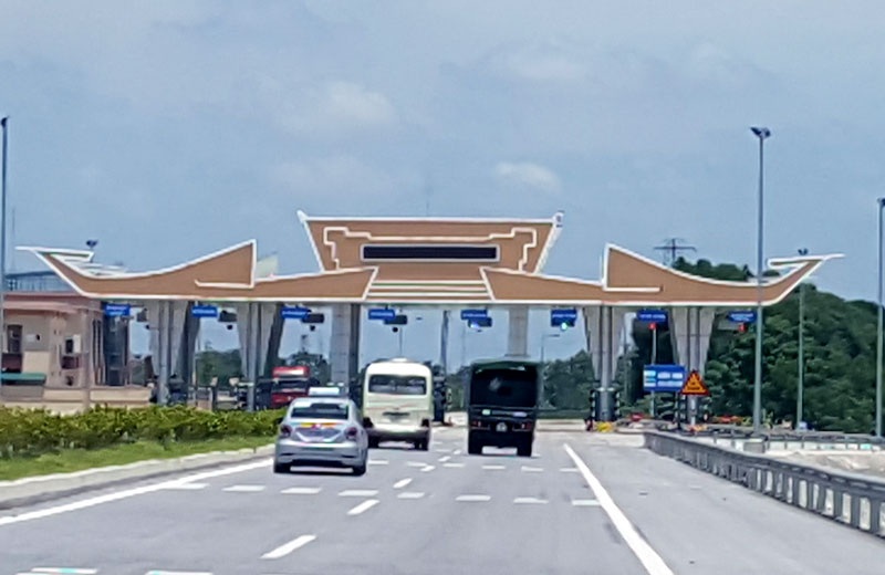 Nhà đầu tư "dọa" đóng cửa cây cầu 1.900 tỷ đồng - 1 Rất ít xe đi qua cầu Hạc Trì khiến doanh thu phí không đạt phương án tài chính
