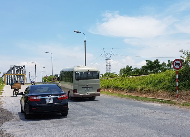 Nhà đầu tư "dọa" đóng cửa cây cầu 1.900 tỷ đồng - 2
Ô tô vẫn qua cầu Việt Trì cũ