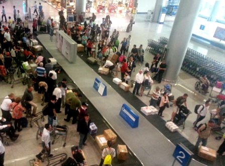 Tối 16/8, hành khách Nguyễn Phan Anh bỏ quên tài sản ở sân bay Nội Bài đã được an ninh hàng không tìm thấy và trao trả tận tay