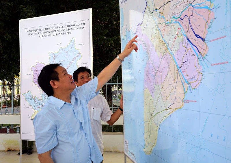 Phó Thủ tướng Vương Đình Huệ nhấn mạnh tầm quan trọng về phát triển kết cấu hạ tầng giao thông và logistics ĐBSCL, phá thế bao vây cô lập của từng địa phương và khơi thông kết nối cho vùng với vùng khác
