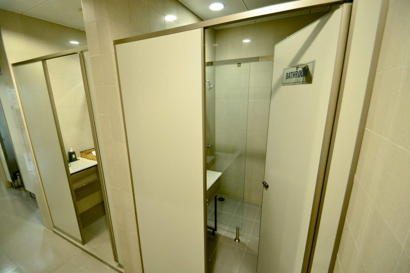 Nhà tắm của hành khách trong phòng chờ Lotus