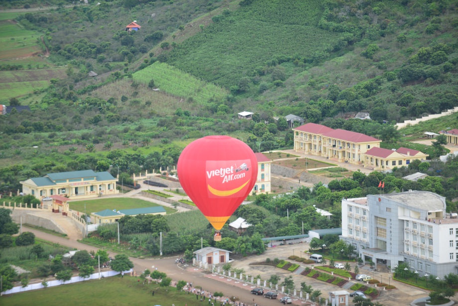 Sơn La: Bay khinh khí cầu ngắm cao nguyên Mộc Châu - 2