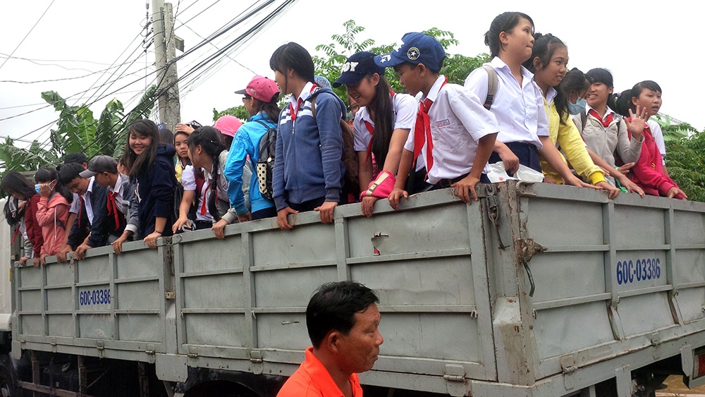Thuê xe ô tô đưa 900 học sinh vượt lũ đến trường - 2 Xe ô tô được huy động để đưa học sinh đến trường nhằm bảo đảm an toàn cho các em