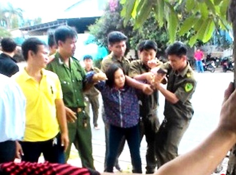 Công an xã bị “tố” lạm quyền, huyện nói không? - 4 Một người phụ nữ cầm búa lao vào định tấn công bà Vân nhưng bị Công an ngăn cản