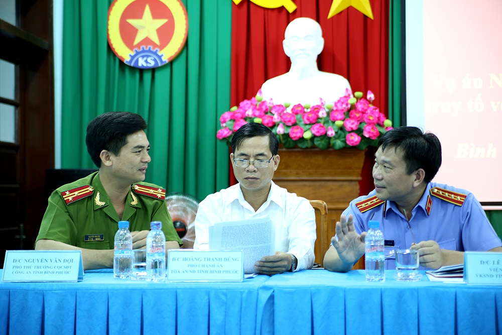 Công bố cáo trạng vụ thảm sát 6 người tại Bình Phước - 2 Đại diện cơ quan CSĐT, Tòa án và Viện KSND hội ý tại buổi họp báo