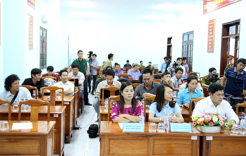 Công bố cáo trạng vụ thảm sát 6 người tại Bình Phước - 5 Các phóng viên báo đài tham dự buổi họp báo công bố cáo trạng vụ thảm sát