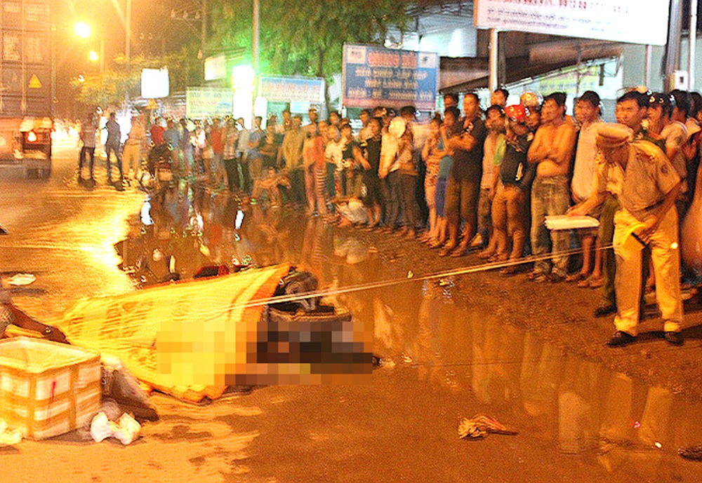 Tránh vũng nước, cả gia đình 3 người bị ô tô tông chết - 1 Hiện trường vụ tai nạn thương tâm khiến 3 người trong một gia đình chết thảm