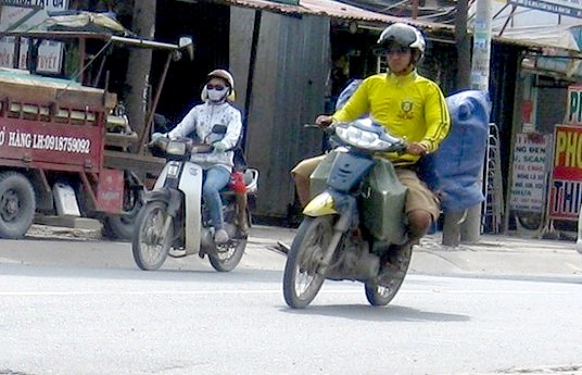 Thuốc lá lậu “vào mùa” - 1
Các nài chở thuốc lá lậu trên tỉnh lộ 10 để đưa hàng vào thành phố tiêu thụ