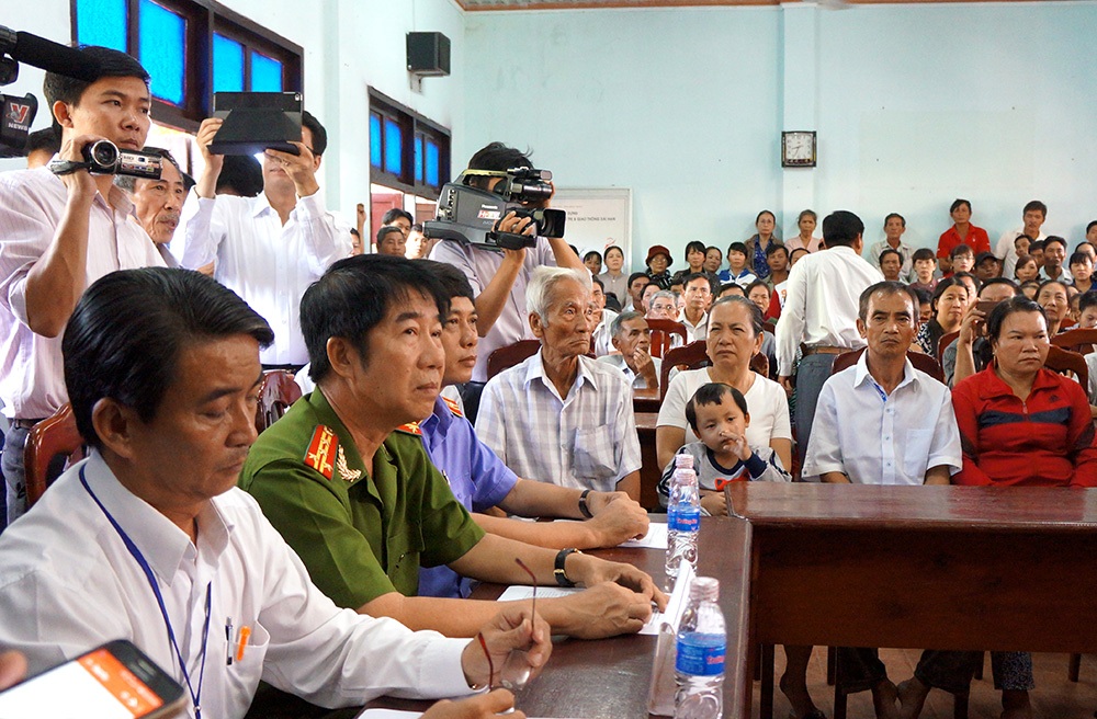 Thương lượng bất thành, ông Huỳnh Văn Nén ra tòa đòi bồi thường oan sai - 3 Ông Nén trong buổi xin lỗi công khai, trả lại quyền công dân vào cuối năm 2015