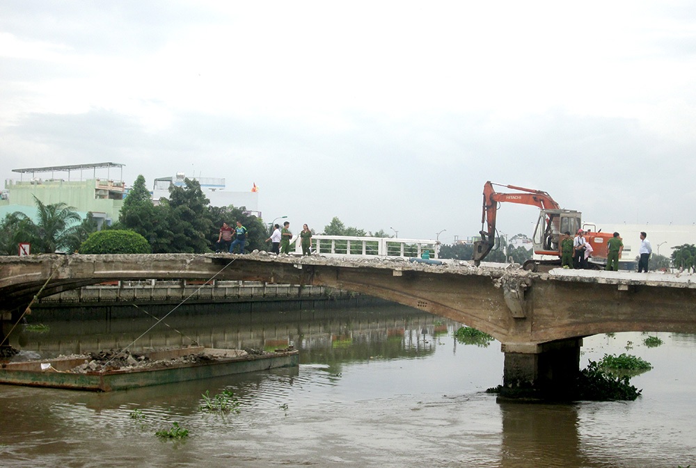 Tìm thấy thi thể công nhân rơi xuống sông khi tháo dỡ cầu 100 tuổi - 1 Hiện trường một công nhân bị rơi xuống sông thiệt mạng khi đang thi công tháo dỡ cầu Đúc