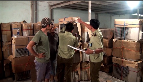 Phát hiện kho đồ điện lạnh cũ nhập lậu - 1 Lực lượng QLTT kiểm tra kho đồ điện lạnh nhập khẩu trái phép