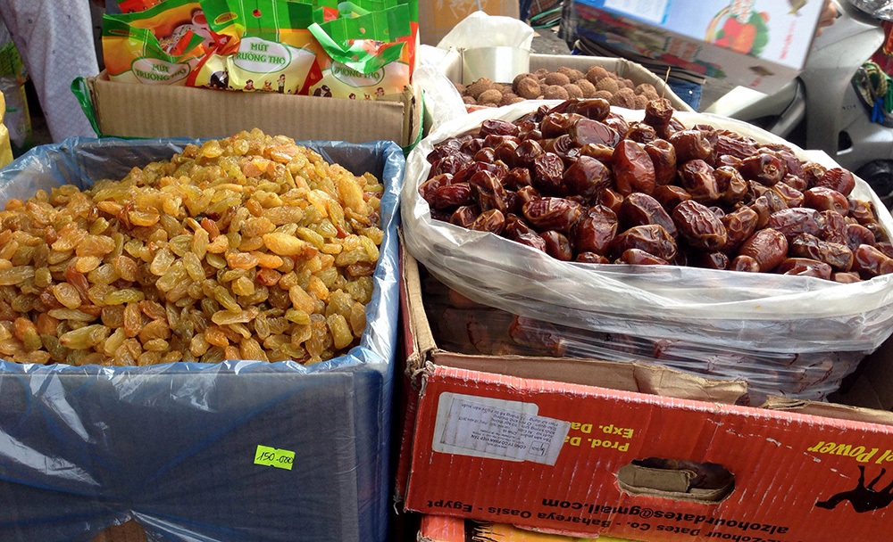 Những mặt hàng thiết yếu phục vụ dịp Tết được phơi bán ngoài chợ