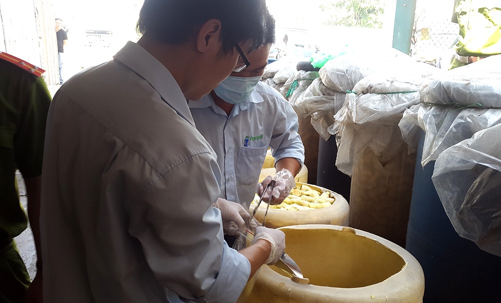 Hàng giả, hàng nhái, thực phẩm “tẩm” hóa chất "lộng hành" dịp Tết - 8 Lực lượng chức năng lấy mẫu măng đi xét nghiệm
