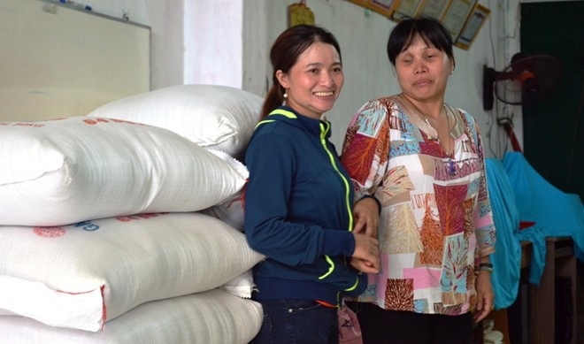 
Khi vừa thành triệu phú ve chai, việc đầu tiên chị Hồng làm là đi tặng quà từ thiện cho những hoàn cảnh khó khăn
