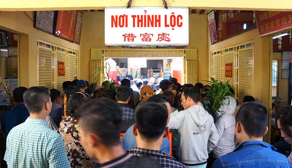 “Nghẹt thở” dâng hương lễ Chùa Bà Bình Dương - 12 “Nghẹt thở” dâng hương lễ Chùa Bà Bình Dương - 12