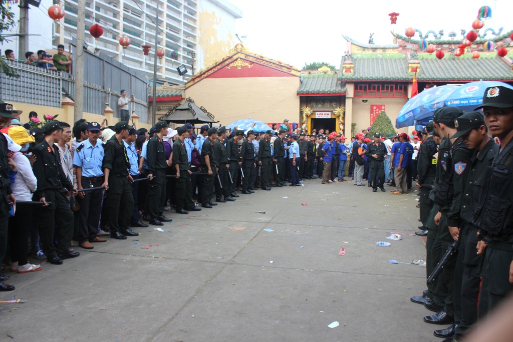 Thành phố “rung chuyển” theo lễ rước kiệu Bà - 5 Thành phố “rung chuyển” theo lễ rước kiệu Bà - 5