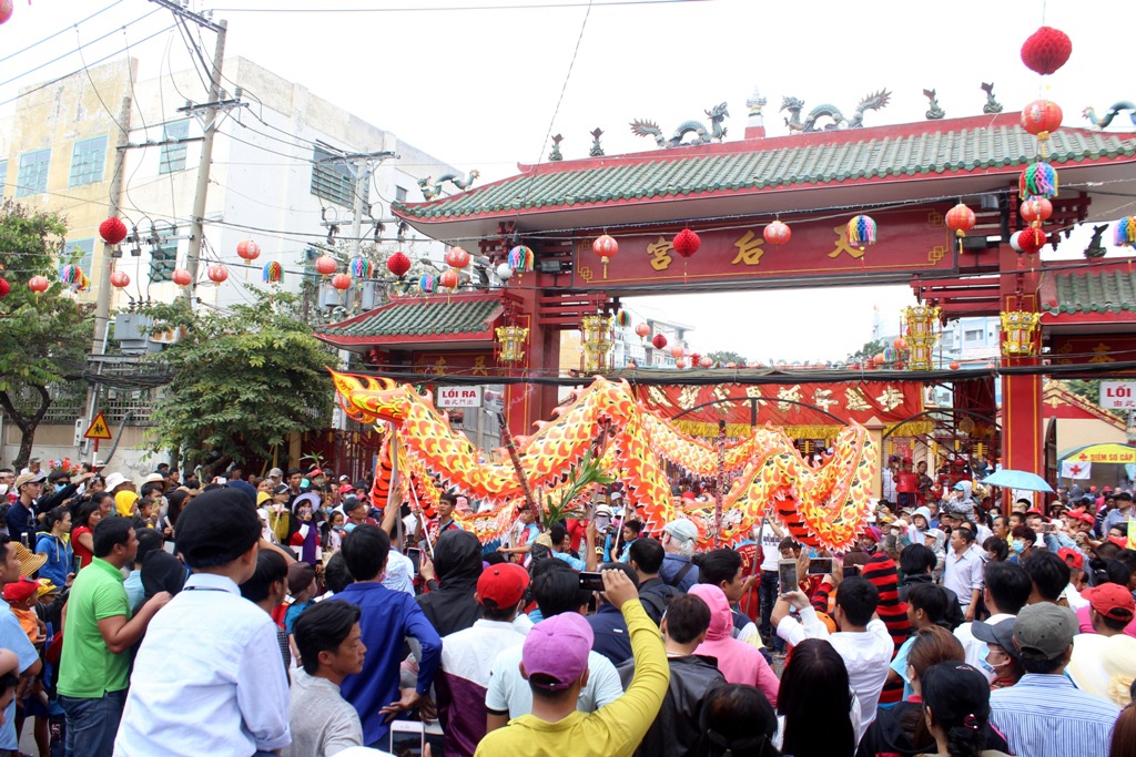 Thành phố “rung chuyển” theo lễ rước kiệu Bà - 4 Các đoàn lân sư rồng tiến vào chánh điện