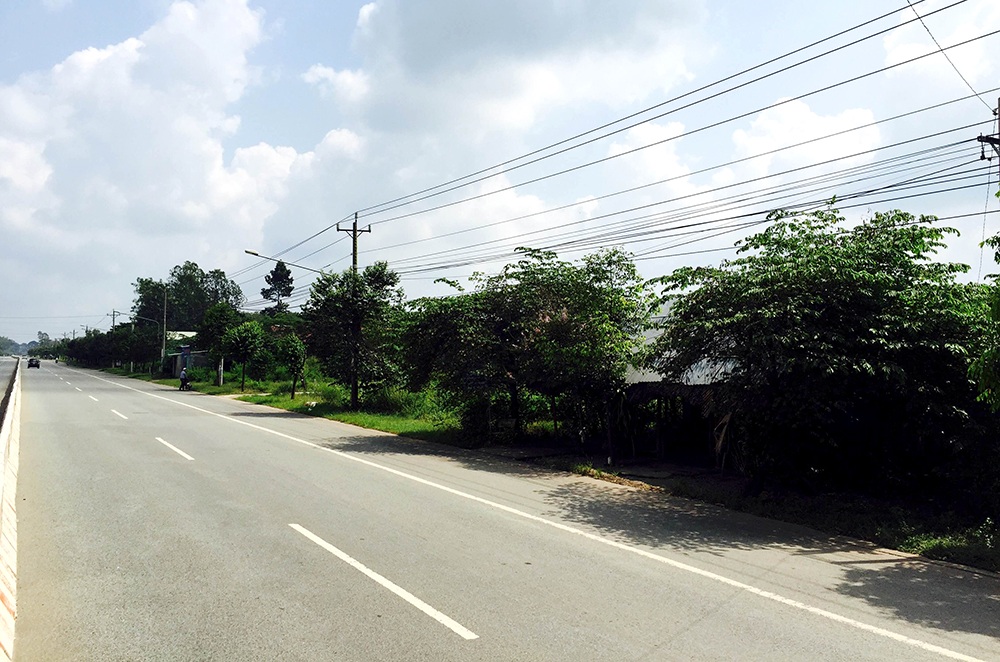 Bài 5: Vụ gần 4.000m2 đất “bốc hơi”: Nỗi lo “chìm xuồng”? - 1 Gần 4.000m2 đất mặt tiền trên quốc lộ 13 của bà Châu Lan bị sang nhượng cho nhiều người khác mà không cần chủ sở hữu đích thực