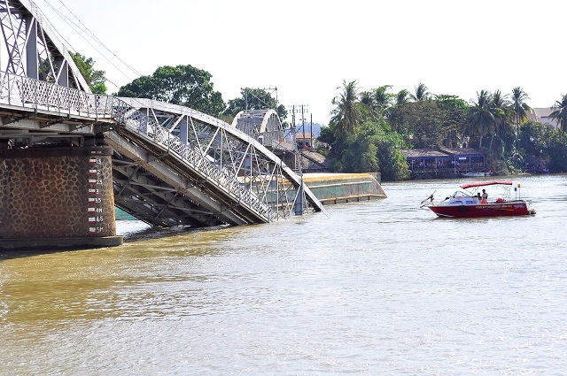 Ba nhân viên gác chắn "chặn" đoàn tàu khỏi lao xuống sông khi cầu sập - 4