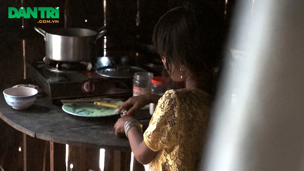 Mẹ chết, cha bệnh hiểm nghèo, bé 8 tuổi mơ ước được cùng cha ăn một miếng thịt - 4 Mẹ chết, cha bệnh hiểm nghèo, bé 8 tuổi mơ ước được cùng cha ăn một miếng thịt - 4