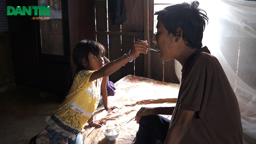 Mẹ chết, cha bệnh hiểm nghèo, bé 8 tuổi mơ ước được cùng cha ăn một miếng thịt - 7 Công việc đi xin cơm, chăm cha đã trở nên quen thuộc với Ka Lâm Thuyết