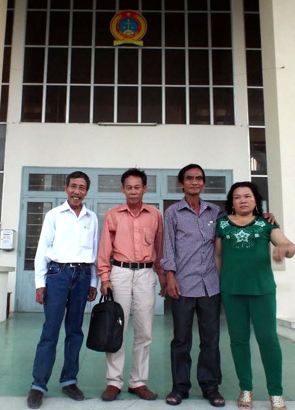 Thương lượng bất thành, ông Huỳnh Văn Nén ra tòa đòi bồi thường oan sai - 2 Người tù thế kỷ Huỳnh Văn Nén cùng vợ, thầy Nguyễn Thận và luật sự Út trong lần đến thương lượng bồi thường oan sai tại TAND tỉnh Bình Thuận
