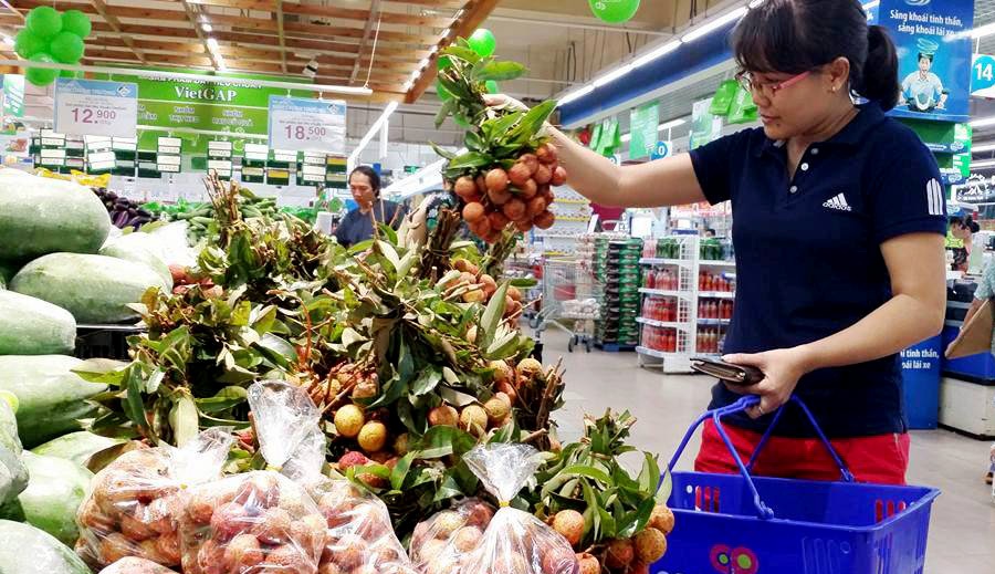 "Giải cứu” hàng nghìn tấn vải thiều phía Bắc - 2 Nhiều hệ thống siêu thị trên địa bàn thành phố đã lên phương án hỗ trợ nông dân trồng vải phía Bắc
