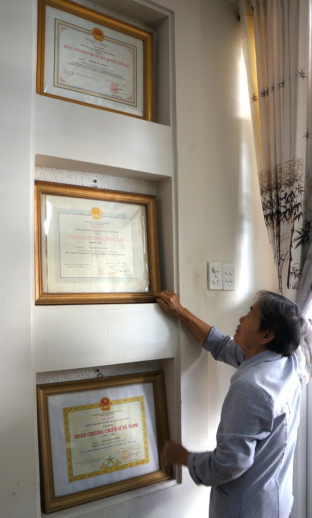 Lời cầu cứu khẩn thiết của cụ bà 76 tuổi bị cấp dưới chiếm đoạt gần 15.000m2 - 4 Dù gia đình có truyền thống cách mạng và từng giữ chức Chi cục trưởng Chi cục bảo vệ thực vật tỉnh Long An nhưng ở tuổi xế chiều, bà Ngọc vẫn phải lận đận gửi đơn khiếu nại khắp nơi về việc bị cấp dưới chiếm đoạt đất