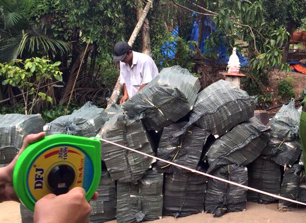 Bộ Công an đột kích vào “sào huyệt” hai đường dây thuốc lá vùng biên - 2 Trước tình trạng thuốc lá lậu có dấu hiệu lộng hành trở lại, Bộ Công an đã nhanh chóng ra quân, trấn áp loại tội phạm này