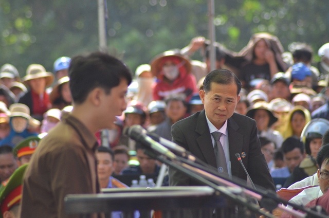 Luật sư Lê Văn Nam chất vấn Nguyễn Hải Dương trong phiên tòa sơ thẩm xét xử lưu động