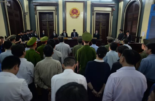 Tổng Giám đốc khóc nức nở, thề “chỉ ký thôi chứ không biết gì” - 2 Các bị cáo tại tòa