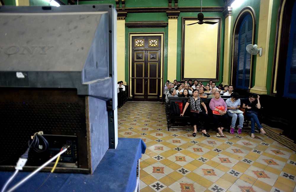 Đưa nhân viên lái xe, học hết lớp 7 lên làm…giám đốc - 2 Nhiều người theo dõi phiên tòa qua màn hình