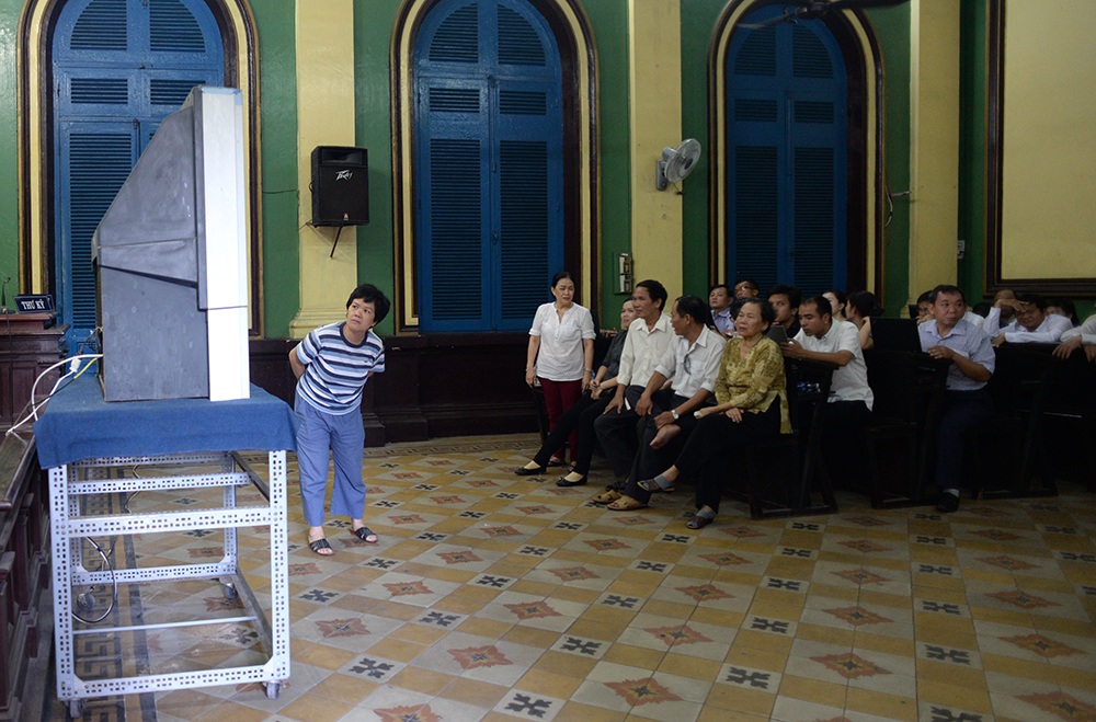 Bà Trần Ngọc Bích khẳng định không cho Phạm Công Danh vay tiền - 4 Những người có quyền lợi và nghĩa vụ liên quan theo dõi phiên tòa qua màn hình