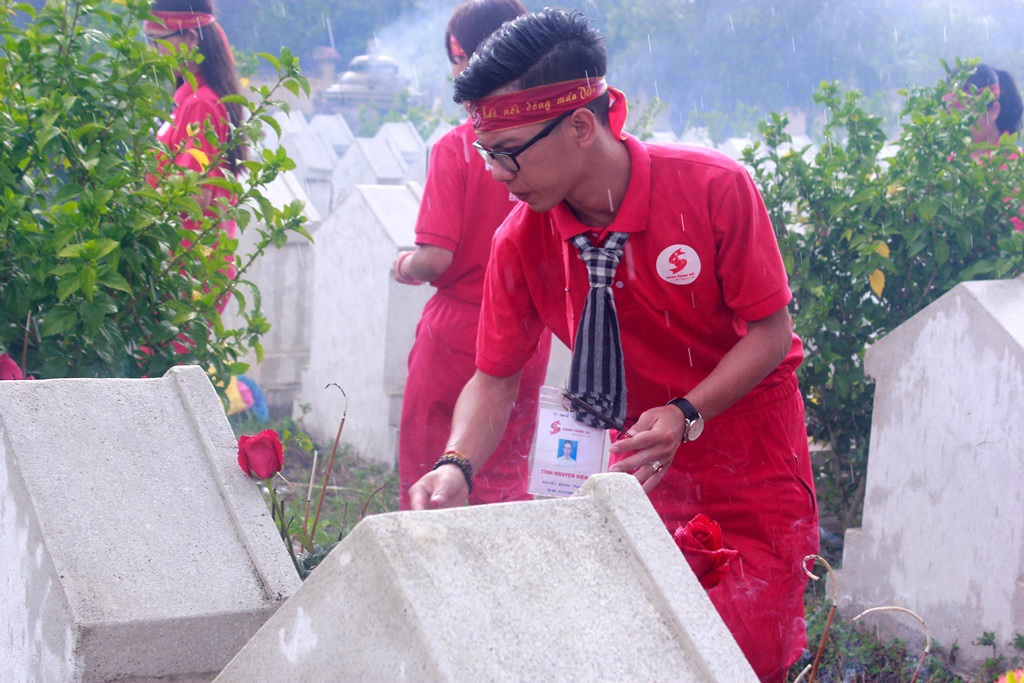 “Sắc đỏ” xuyên Việt tri ân ngày thương binh, liệt sĩ 27/7 - 8 “Sắc đỏ” xuyên Việt tri ân ngày thương binh, liệt sĩ 27/7 - 8