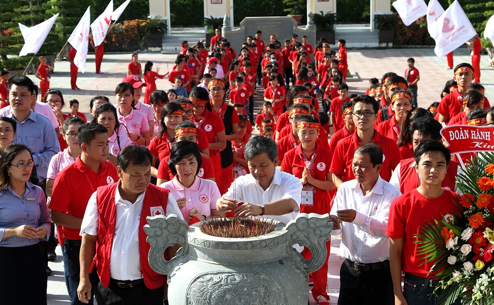 “Sắc đỏ” xuyên Việt tri ân ngày thương binh, liệt sĩ 27/7 - 2 Hành trình đỏ 2016 dâng hương tưởng nhớ các anh hùng, liệt sĩ