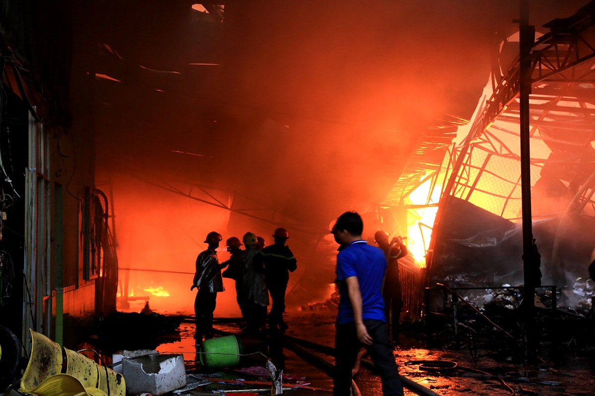 Lực lượng cứu hỏa tiếp cận bên trong hiện trường lửa đỏ rực